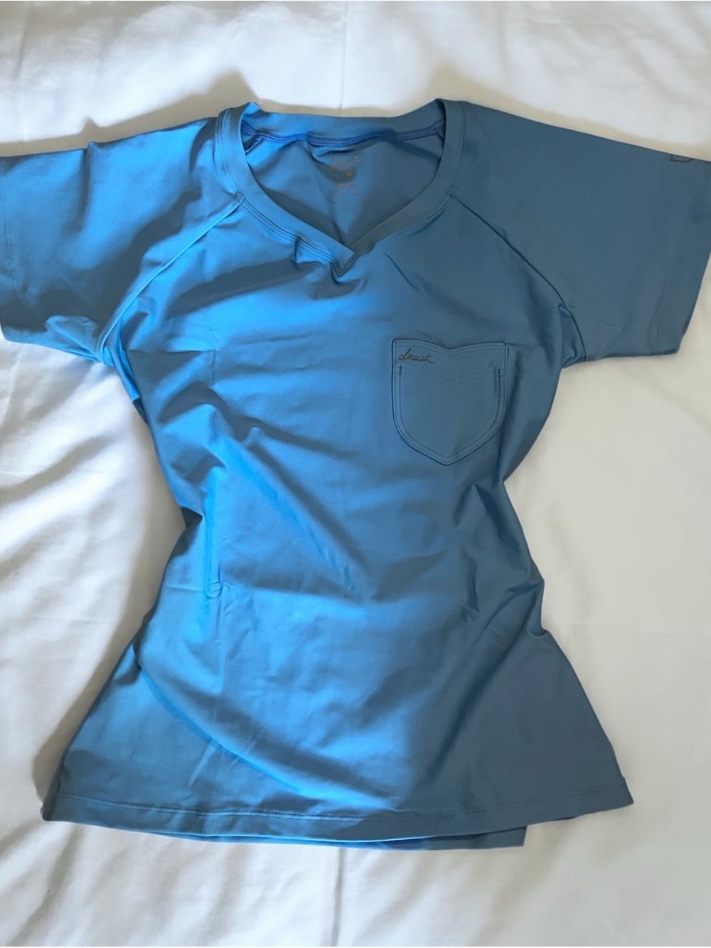 Dirección Light Baby Blue stretchy nylon workout top with breast pocket